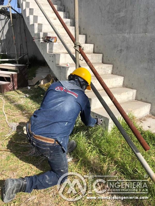 Tipos de estructuras metálicas para la construcción de escaleras industriales en Bogotá, Colombia. Montajes, Ingeniería y Construcción. MIC SAS.