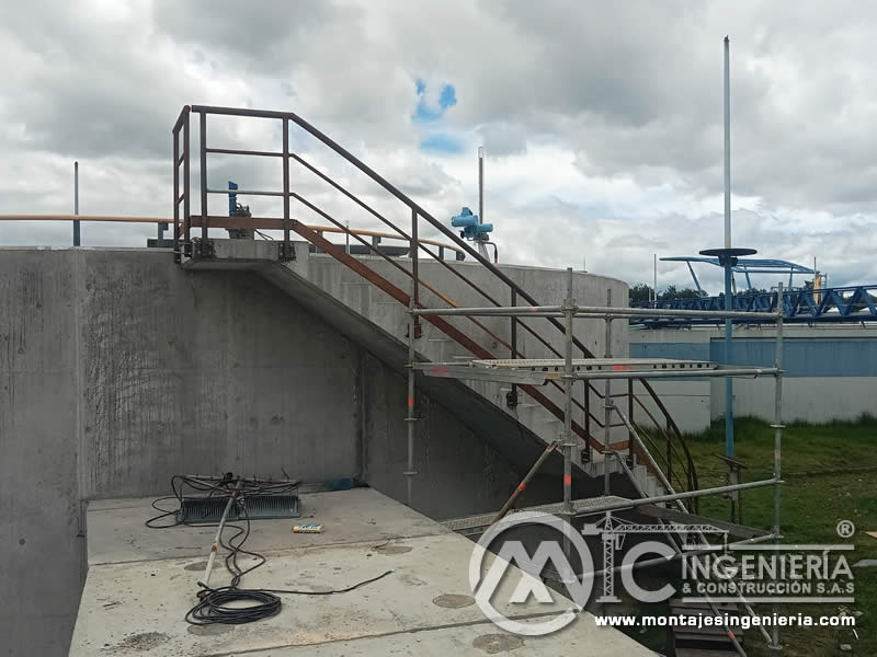 Barandado metálico para escaleras industriales y construcciones de mezzanines en Bogotá, Colombia. Montajes, Ingeniería y Construcción. MIC SAS.