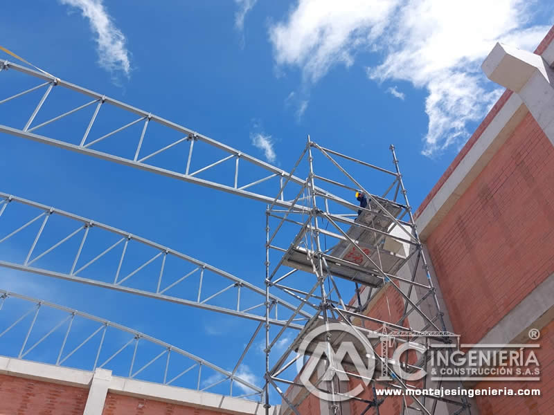 Diseño y construcción de estructuras en acero para pórticos metálicos en Bogotá, Colombia. Montajes, Ingeniería y Construcción. MIC SAS.
