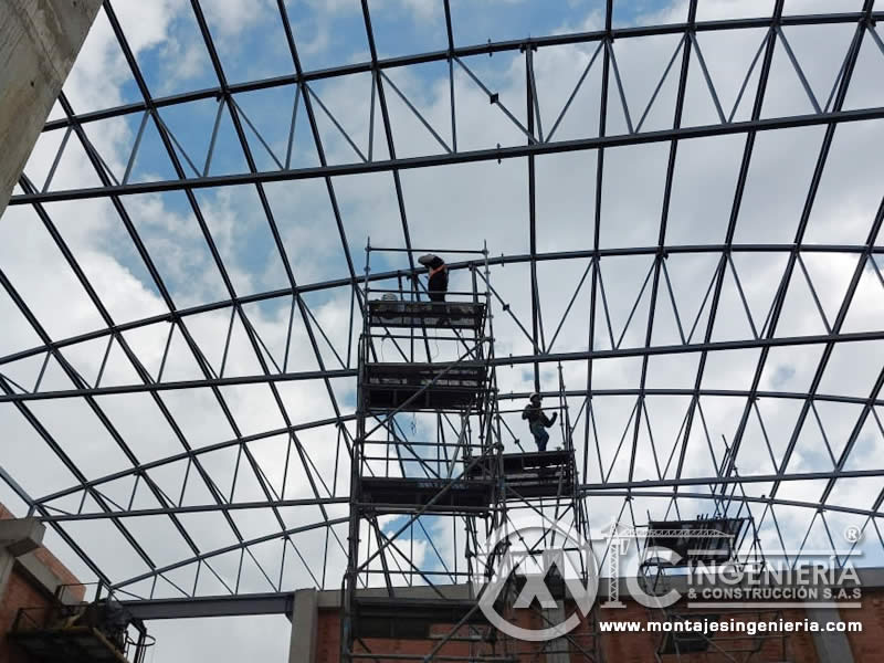 Construcciones en acero para estructuras metálicas de techos de portico en Bogotá, Colombia. Montajes, Ingeniería y Construcción. MIC SAS.