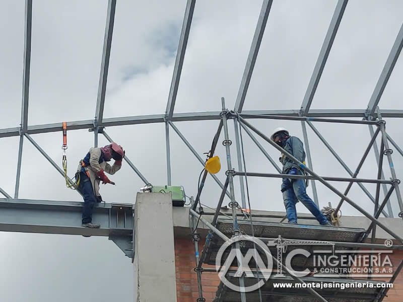 Diseño de techos con estructura metálica para pórticos en Bogotá, Colombia. Montajes, Ingeniería y Construcción. MIC SAS.