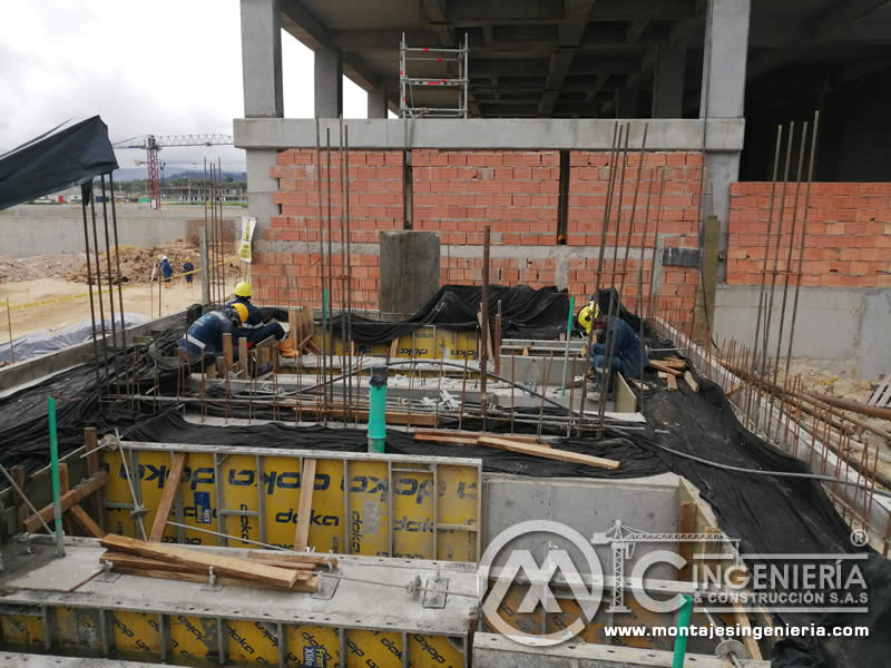 Construcción de planchas de concreto para zapatas de estructuras metálicas en Bogotá, Colombia. Montajes, Ingeniería y Construcción. MIC SAS
