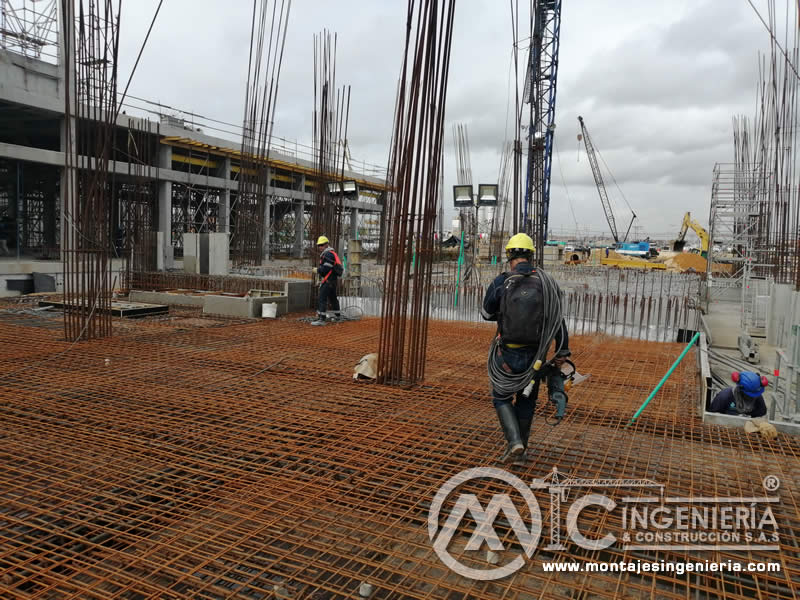 Estructuras y amarre de varillas para pisos de concreto y bases de estructuras metálicas en Bogotá, Colombia. Montajes, Ingeniería y Construcción. MIC SAS