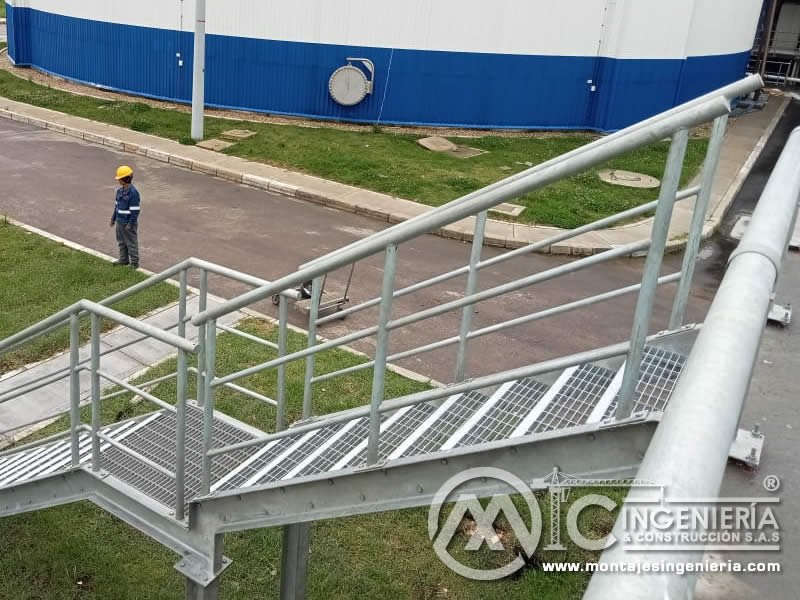 Escaleras y barandas metálicas industriales en Bogotá, Colombia. Montajes, Ingeniería y Construcción. MIC SAS.