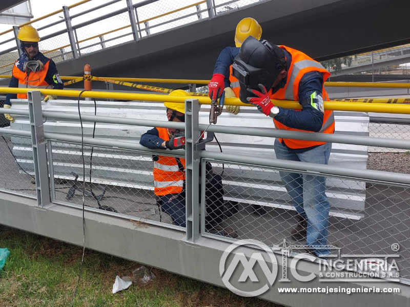Reparación de barandas y estructura de puente peatonal metálico en Bogotá, Colombia. Montajes, Ingniería y Construcción. MIC SAS.