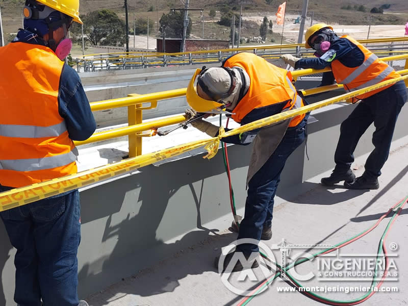 Reparación de puente peatonal metálico en Bogotá, Colombia. Montajes, Ingniería y Construcción. MIC SAS.