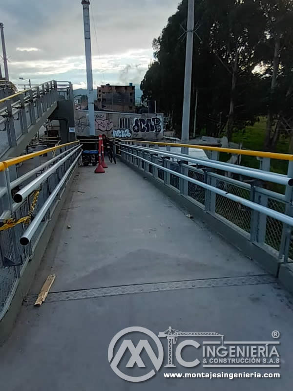 Reparación de estructura de puente peatonal metálico en Bogotá, Colombia. Montajes, Ingeniería y Construcción. MIC SAS.