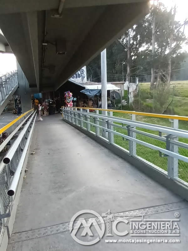 Reparación de estructura de puente peatonal metálico en Bogotá, Colombia. Montajes, Ingeniería y Construcción. MIC SAS.