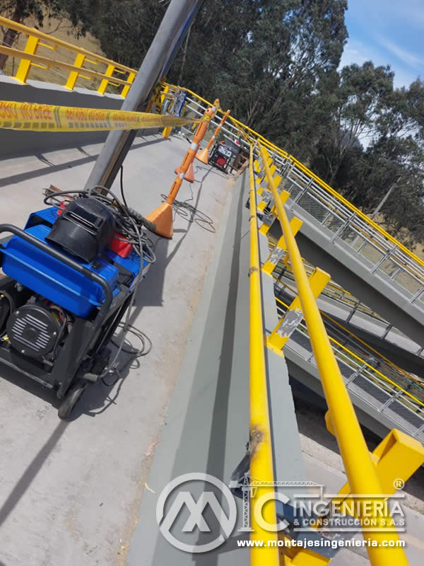 Reparación y mantenimiento de estructura metálica de puentes peatonales en Bogotá, Colombia. Montajes, Ingeniería y Construcción. MIC SAS.
