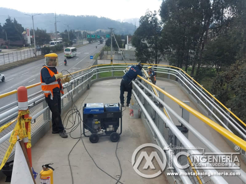 Mantenimiento estructural metálico, reparaciones y acabados industriales en Puente Peatonal en Bogotá, Colombia. Montajes, Ingeniería y Construcción. MIC SAS.