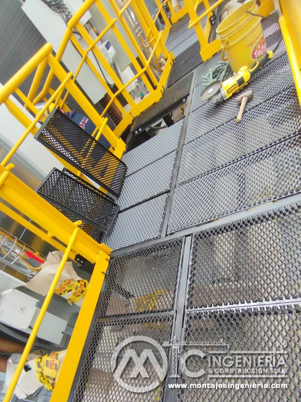 Pisos metálicos industriales para pasarelas metálicas en Bogotá, Colombia. Montajes, Ingeniería y Construcción. MIC SAS.