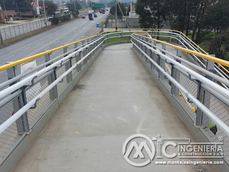 Reparaciones estructurales, mantenimiento y acabados en puente peatonal metálico en Bogotá, Colombia. Montajes, Ingeniería y Construcción. MIC SAS.