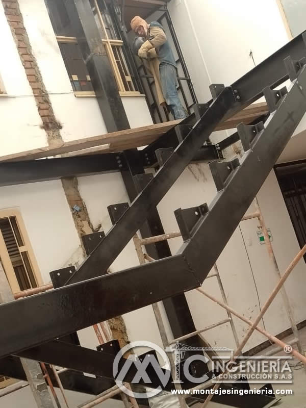 Diseño de escalera metálica en acero estructural para instalaciones en Colegio en Bogotá, Colombia. Montajes, Ingeniería y Construcción. MIC SAS.
