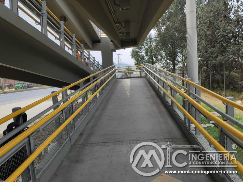 Reparaciones estructurales metálicas, mantenimiento y acabados industriales en puente peatonal metálico en Bogotá, Colombia. Montajes, Ingeniería y Construcción. MIC SAS.