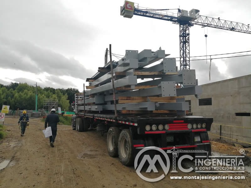 Levantamiento de columnas metálicas y vigas de amarre para construcciones en acero en Bogotá, Colombia. Montajes, Ingeniería y Construcción. MIC SAS