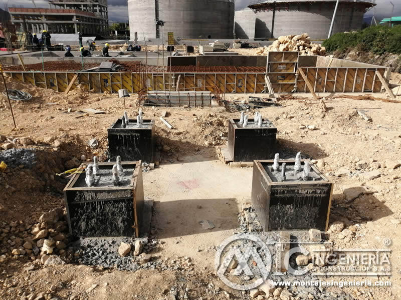 Levantamiento de componentes estructurales en acero para construcciones metálicas con maquinaria pesada y grúas en Bogotá, Colombia. Montajes, Ingeniería y Construcción. MIC SAS