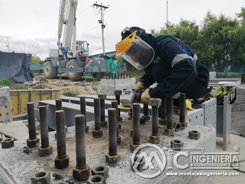 Vertido de concreto para cimentación de pernos de zapatas de estructuras metálicas en Bogotá, Colombia. Montajes, Ingeniería y Construcción. MIC SAS
