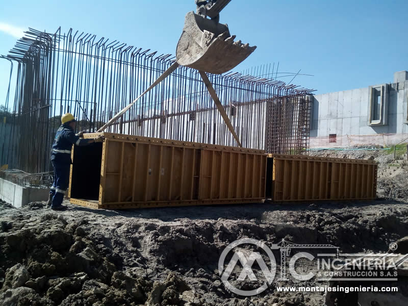 Levantamiento de vigas de amarre y construcción de cerchas para estructuras metálicas en Bogotá, Colombia. Montajes, Ingeniería y Construcción. MIC SAS
