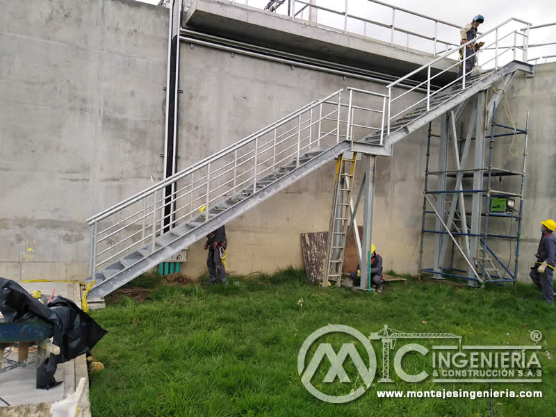 Pasarelas metálicas y estructuras en acero para escaleras en Bogotá, Colombia. Montajes, Ingeniería y Construcción. MIC SAS
