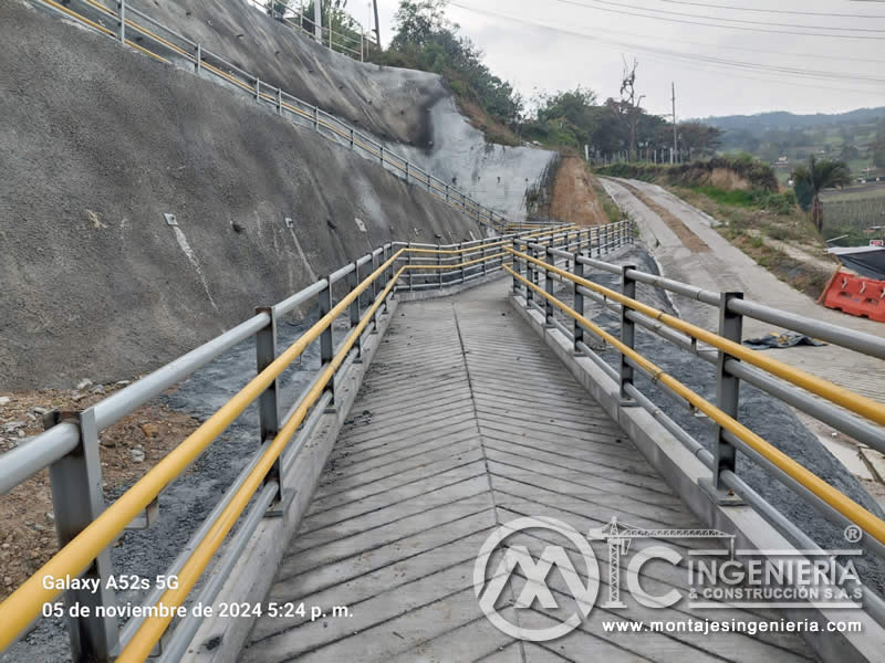 Armado de la estructura metálica de puente peatonal en taller de fabricación en Bogotá, Colombia. Montajes, Ingeniería y Construcción. MIC SAS. Armado de la estructura metálica de puente peatonal en taller de fabricación en Bogotá, Colombia. Montajes, Ingeniería y Construcción. MIC SAS.