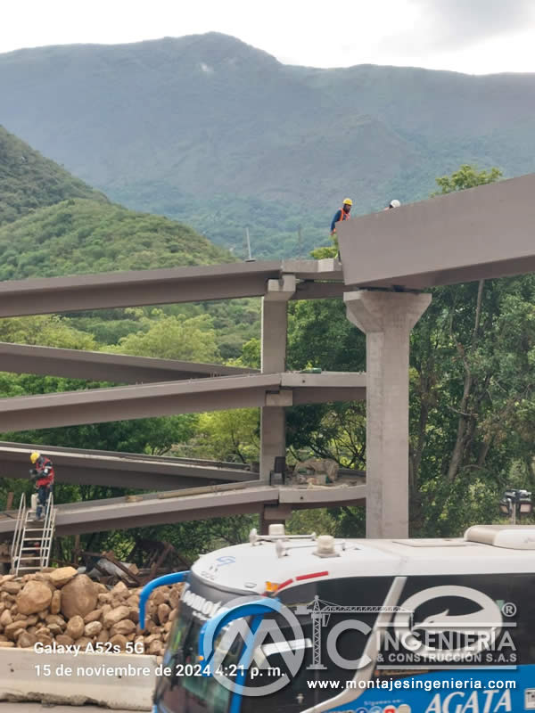 Innovador diseño de puentes peatonales en acero y su impacto urbano en Bogotá, Colombia. Montajes, Ingeniería y Construcción. MIC SAS.