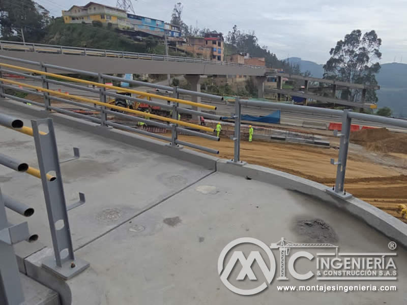 Rápida instalación de puentes peatonales metálicos con grúas especiales en Bogotá, Colombia. Montajes, Ingeniería y Construcción. MIC SAS.