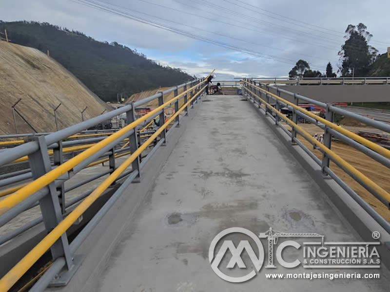 Rápida instalación de puentes peatonales metálicos con grúas especiales en Bogotá, Colombia. Montajes, Ingeniería y Construcción. MIC SAS.