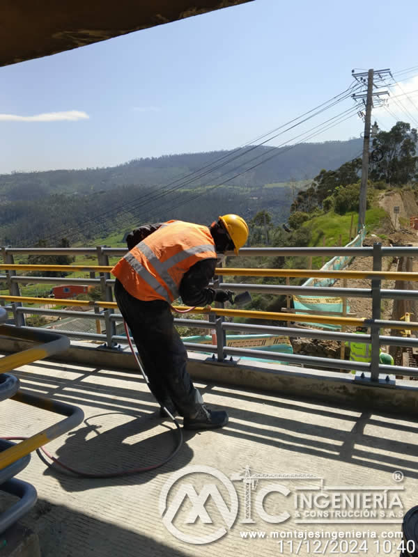Puentes peatonales con estructura de acero, máxima resistencia en Bogotá, Colombia. Montajes, Ingeniería y Construcción. MIC SAS. Puentes peatonales con estructura de acero, máxima resistencia en Bogotá, Colombia. Montajes, Ingeniería y Construcción. MIC SAS.