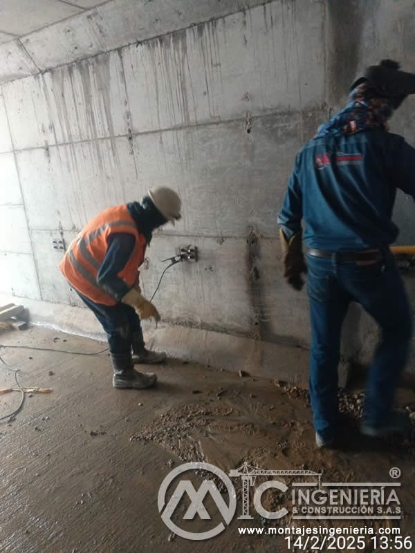 Ajuste de Tubos Horizontales, Pintado de Pasamanos y Postes en Puentes Peatonales en Bogotá, Colombia. Montajes, Ingeniería y Construcción. MIC SAS. Ajuste de Tubos Horizontales, Pintado de Pasamanos y Postes en Puentes Peatonales en Bogotá, Colombia. Montajes, Ingeniería y Construcción. MIC SAS.