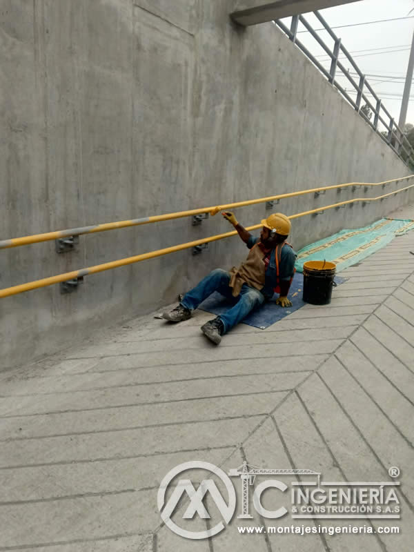 Diseño, fabricación e instalación de componentes metálicos y barandado metálico en puentes peatonales en Bogotá, Colombia. Montajes, Ingeniería y Construcción. MIC SAS.