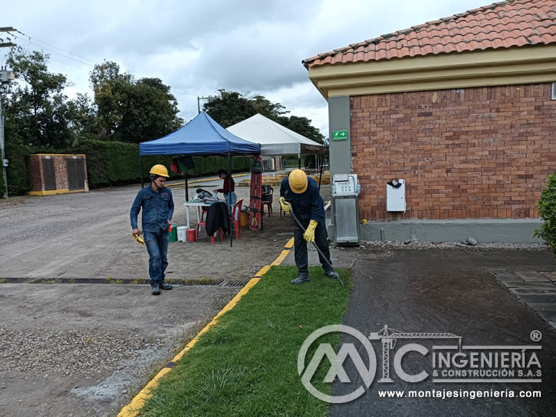 Construcción de andén y pérgola metálica para salida de estudiantes hacia buses escolares. Montajes, Ingeniería y Construcción. MIC SAS.