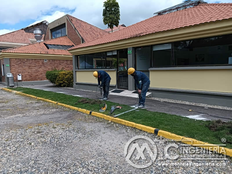 Fabricación de pérgolas metálicas y construcción de andén en colegio de Bogotá, Colombia. Montajes, Ingeniería y Construcción. MIC SAS.