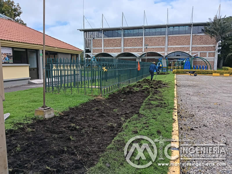 Diseño, construcción y montaje de pérgolas metálicas para estudiantes en Bogotá, Colombia. Montajes, Ingeniería y Construcción. MIC SAS.