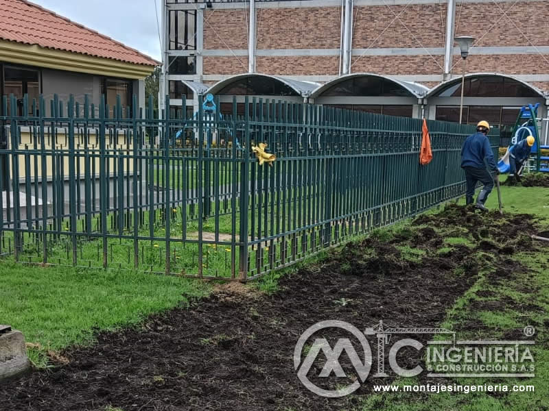 Diseño, construcción y montaje de pérgolas metálicas para estudiantes en Bogotá, Colombia. Montajes, Ingeniería y Construcción. MIC SAS.