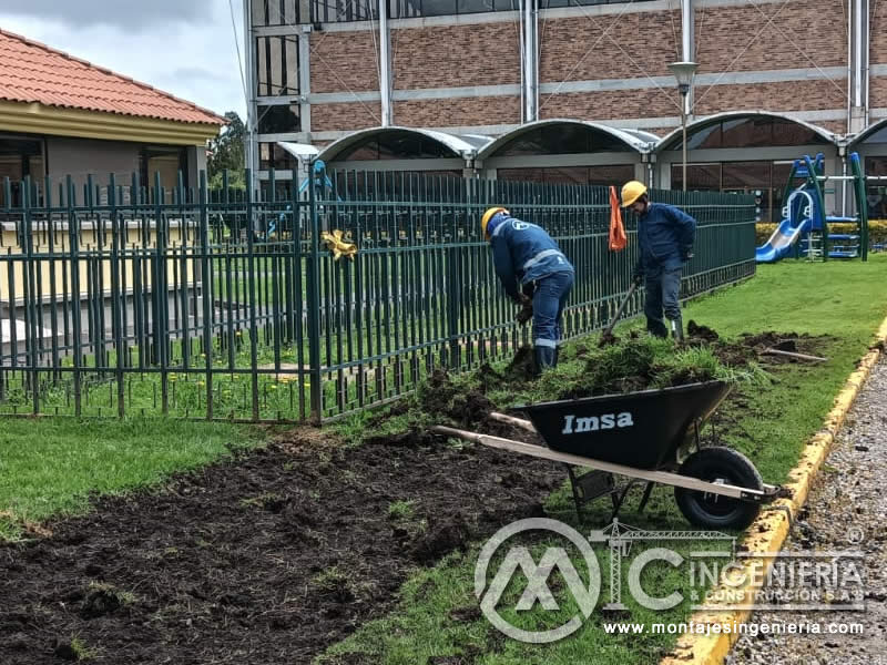 Diseño, construcción y montaje de pérgolas metálicas para estudiantes en Bogotá, Colombia. Montajes, Ingeniería y Construcción. MIC SAS.