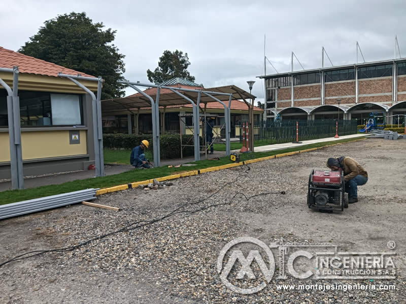 Soluciones en pérgolas metálicas modernas para colegios en Bogotá, Colombia. Montajes, Ingeniería y Construcción. MIC SAS.