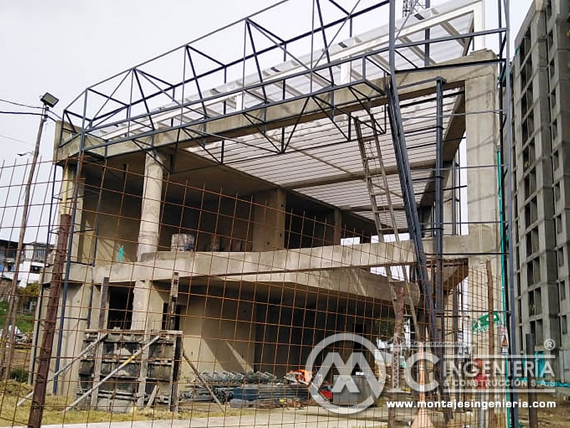 Diseño y montaje de estructuras metálicas industriales para edificio en el Club Residencial Monte Rizzo en Bogotá, Colombia. Montajes, Ingeniería y Construcción. MIC SAS.