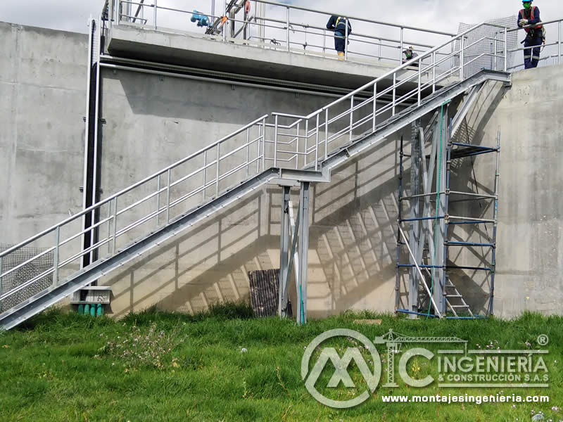 Diseño de estructuras metálicas para escaleras industriales en Bogotá, Colombia. Montajes, Ingeniería y Construcción. MIC SAS.