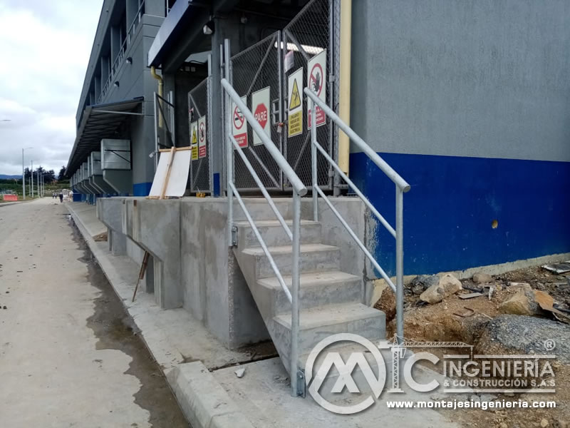 Empresa de fabricación de escaleras industriales con estructura metálica en Bogotá, Colombia. Montajes, Ingeniería y Construcción. MIC SAS.
