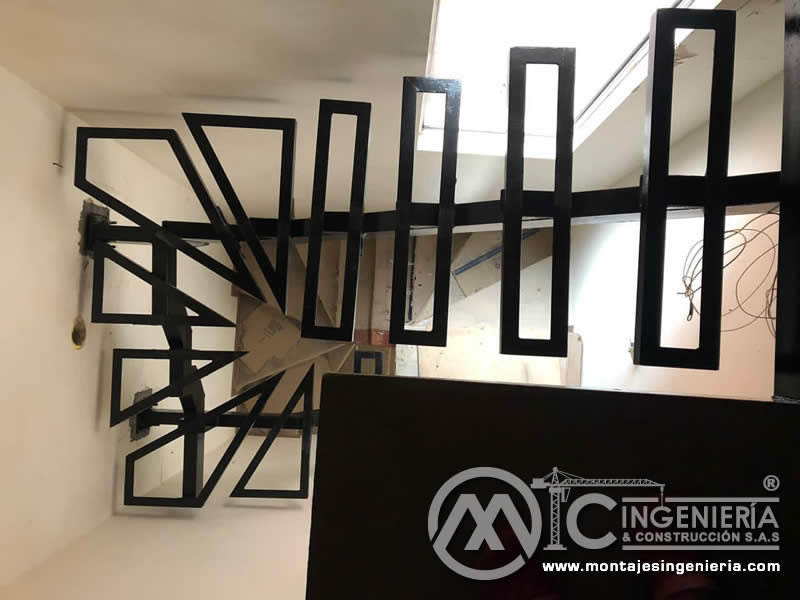 Diseño, fábrica, construcción y montaje de escaleras metálicas en Bogotá, Colombia. Montajes, Ingeniería y Construcción. MIC SAS