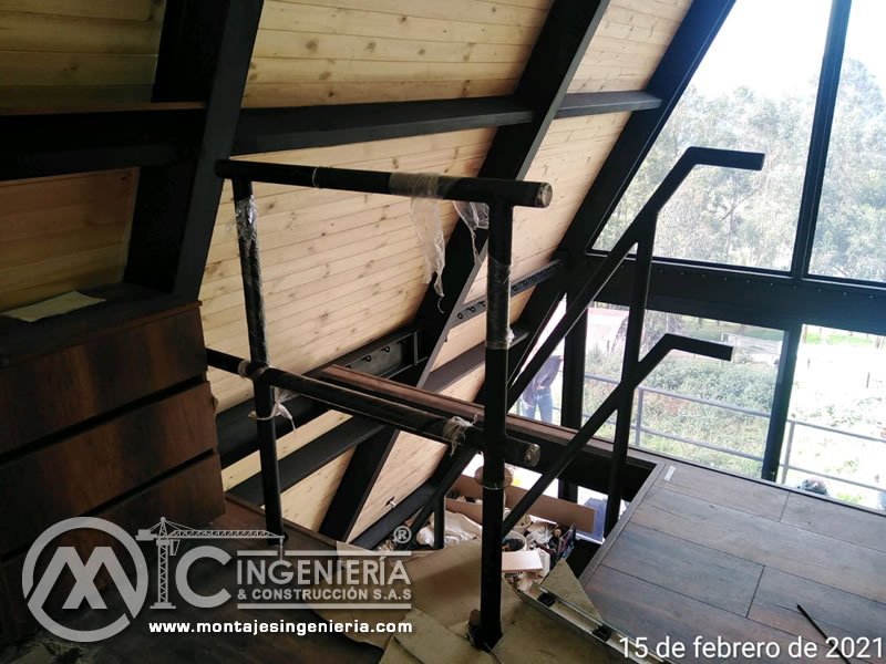 Diseño, fábrica, construcción y montaje de escaleras metálicas en Bogotá, Colombia. Montajes, Ingeniería y Construcción. MIC SAS