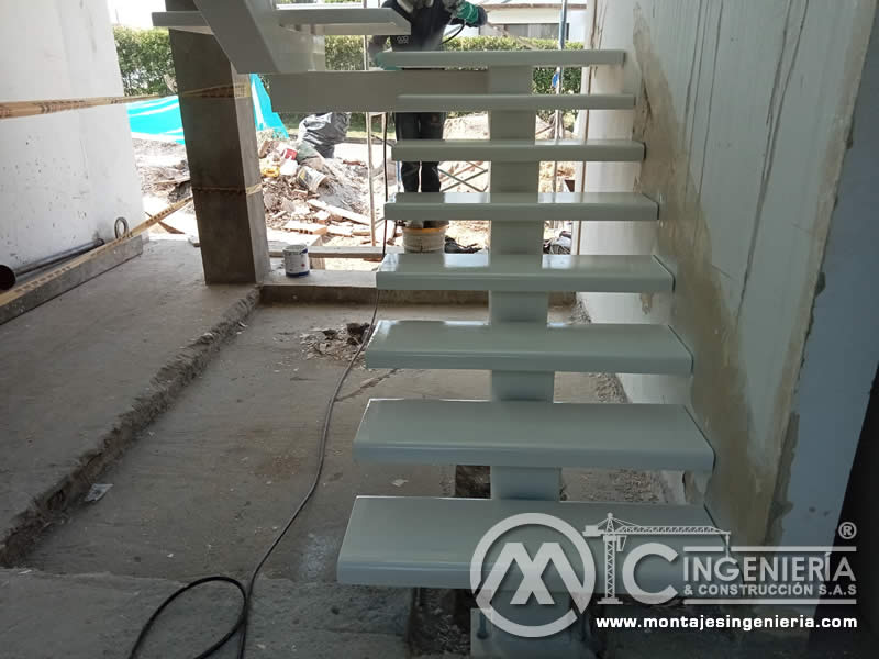 Diseño, fábrica, construcción y montaje de escaleras metálicas en Bogotá, Colombia. Montajes, Ingeniería y Construcción. MIC SAS