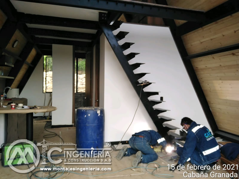 Diseño, fábrica, construcción y montaje de escaleras metálicas en Bogotá, Colombia. Montajes, Ingeniería y Construcción. MIC SAS