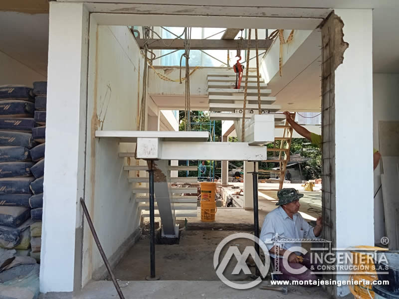 Diseño, fábrica, construcción y montaje de escaleras metálicas en Bogotá, Colombia. Montajes, Ingeniería y Construcción. MIC SAS