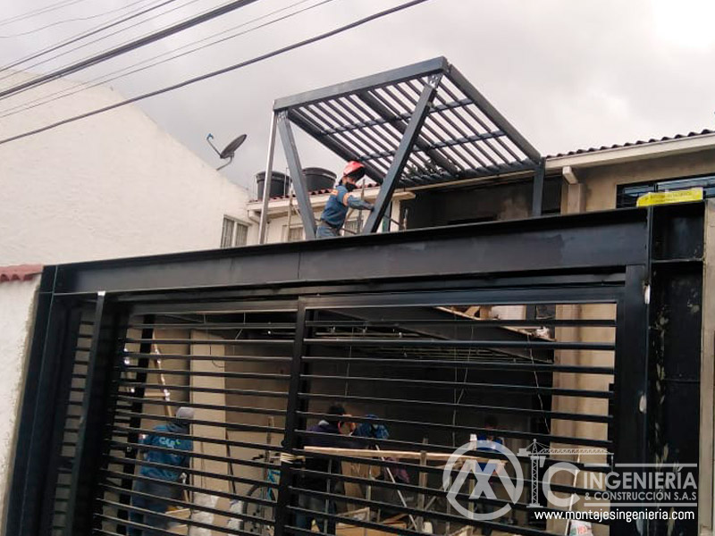 Construcción metálica de Pérgola sobre Mezzanine para Casa en el barrio Castilla. Bogotá, Colombia. Montajes, Ingeniería y Construcción. MIC SAS