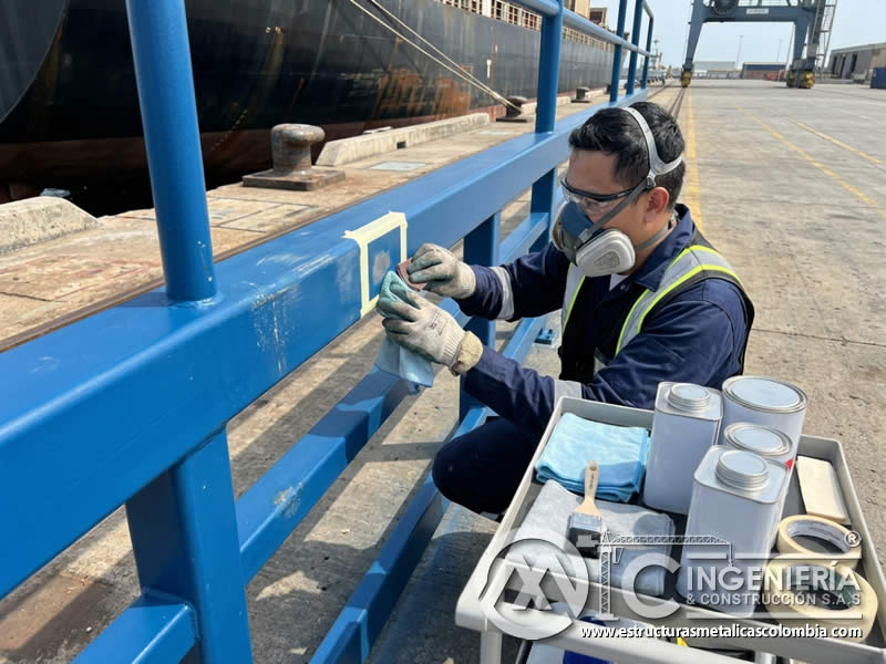 Mantenimiento y retoque de pintura en polvo en estructuras marinas afectadas por salinidad, golpes y desgaste en Bogotá, Colombia. Montajes, Ingeniería y Construcción. MIC SAS.