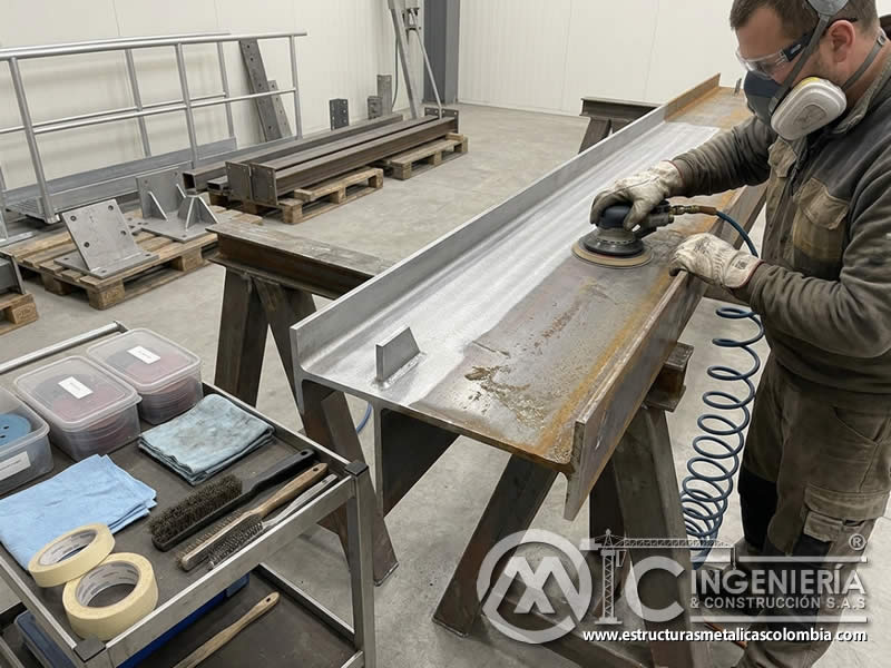 Preparación de superficies metálicas en estructuras marinas antes de aplicar pintura en polvo protectora en Bogotá, Colombia. Montajes, Ingeniería y Construcción. MIC SAS.