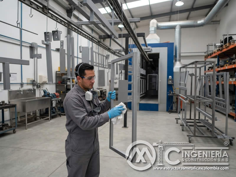 Pretratamiento de metálico antes de pintar señalización comercial Bogotá en Bogotá, Colombia. Montajes, Ingeniería y Construcción. MIC SAS.