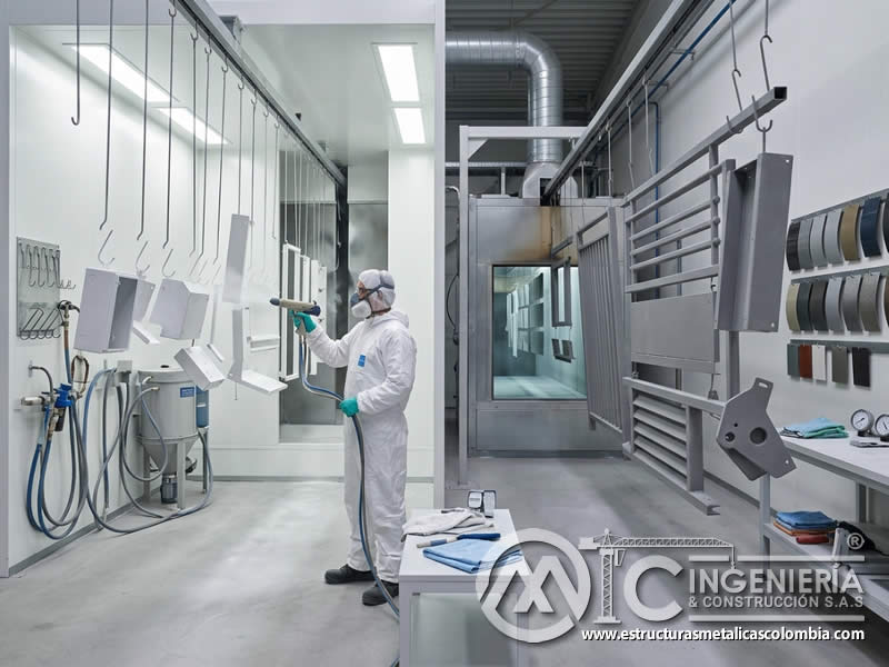 Diferencias clave entre pintura en polvo para interiores y exteriores aplicada sobre superficies metálicas en Bogotá, Colombia. Montajes, Ingeniería y Construcción. MIC SAS.