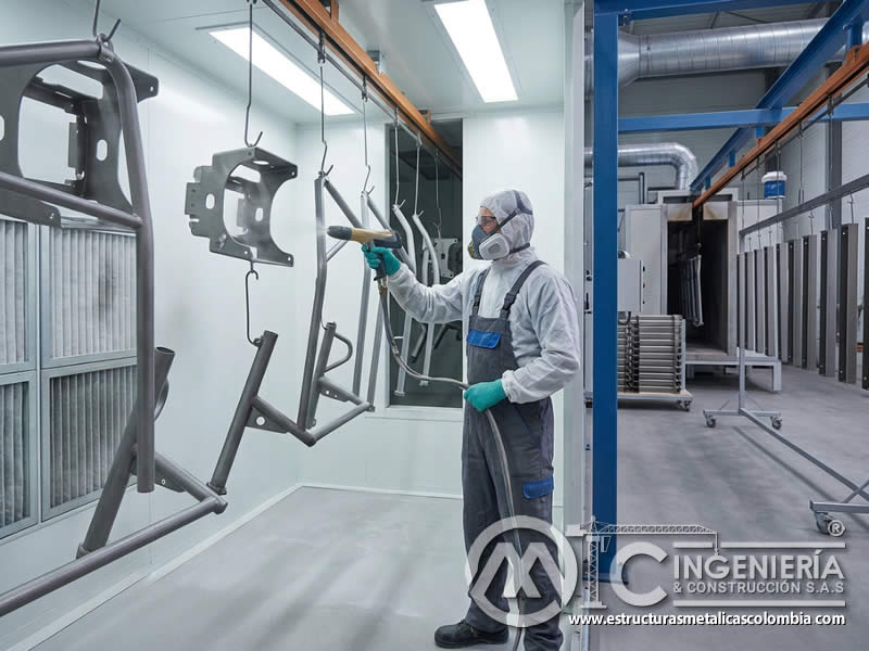 Elección de pintura en polvo según ambiente entre epoxi y poliéster para superficies metálicas expuestas a distintas condiciones en Bogotá, Colombia. Montajes, Ingeniería y Construcción. MIC SAS.